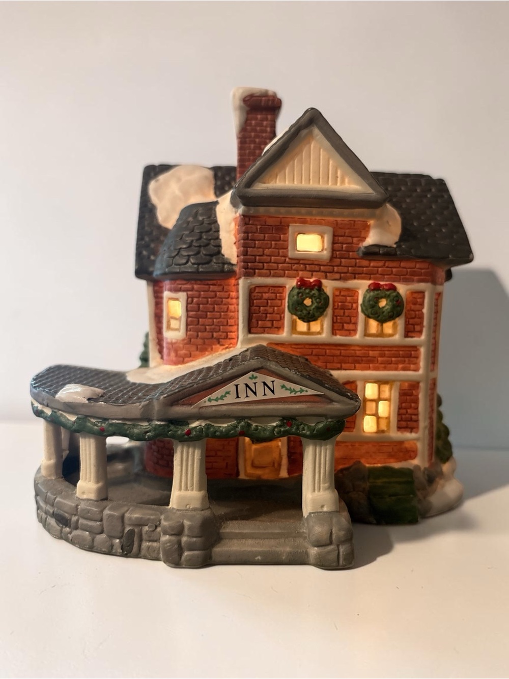 DICKENS COLLECTABLES Christmas Village “The INN” Porcelain Lighted House 1993